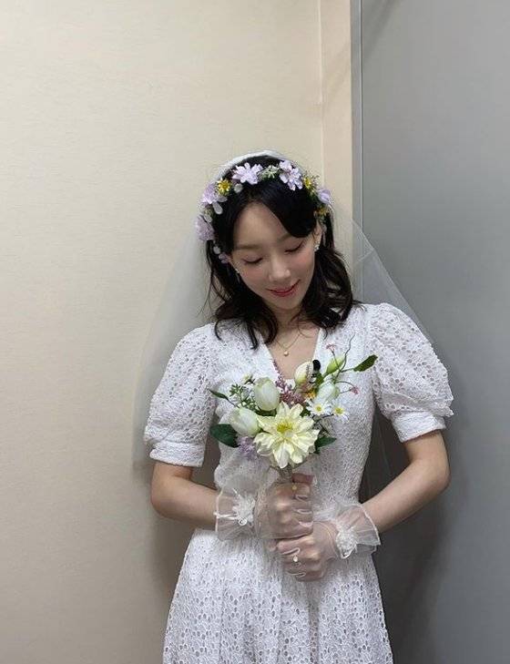 Singer Taeyeon has released a Amazing Saturday certification shot.Taeyeon posted several photos on his SNS on the 15th with the Amazing Saturday hashtag.In the open photo, Taeyeon is wearing a pure white embroidery Wedding Dress. He wears a flower tube on his head, a bouquet on his hand, and a pure smile.Friendly two shots with Amazing Saturday member Nucksal were also released.The fans who encountered the photos responded such as It is so beautiful, Amazing Tangmimo and Nucksal envy.On the other hand, TVN Amazing Saturday - Doremi Market starring Taeyeon - Nucksal is broadcast every Saturday at 7:40 pm.