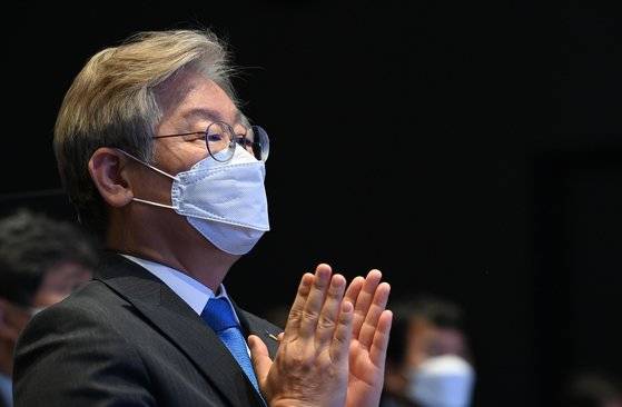 이재명 경기지사는 15일 페이스북에 글을 올려 "따뜻함을 주고받는 스승의날이 됐으면 한다"고 적었다. 오종택 기자