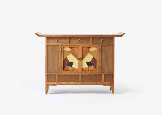 A piece of furniture created by Yang Seok-joong, who learned the Korean wood-crafting skill which is designated as a national intangible cultural heritage. (Korea Cultural Heritage Foundation)