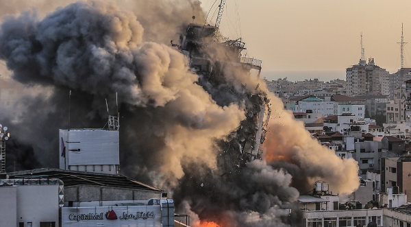 팔레스타인 자치 지역인 가자지구의 중심도시 가자시티에서 12일(현지시간) 이스라엘군의 공습으로 알쇼루크 타워가 연기와 화염에 휩싸인 채 무너지고 있다. 이스라엘군과 가자지구 무장 정파 하마스 간 화력전이 사흘째 이어지면서 사상자가 속출하고 있다. EPA연합뉴스