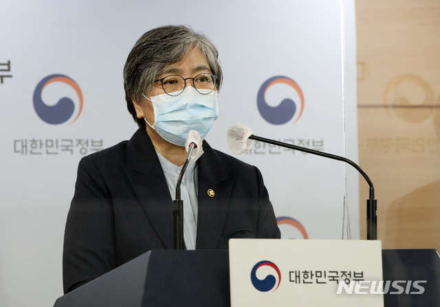 [서울=뉴시스]고범준 기자 = 정은경 질병관리청장이 지난 3일 오후 서울 종로구 정부서울청사 브리핑룸에서 코로나19 대응 특별방역점검회의 관련 브리핑을 마치고 취재진 질문에 답변하고 있다. 2021.05.03. bjko@newsis.com