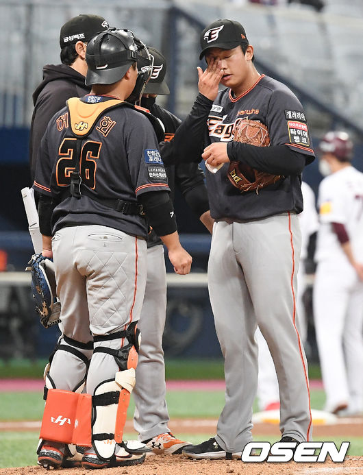 [OSEN=고척, 민경훈 기자] 15일 오후 서울 고척 스카이돔에서 ‘2021 신한은행 SOL KBO 리그’ 키움 히어로즈와 한화 이글스의 경기가 열렸다.1회초 2사 주자 1,3루 키움 김혜성 타석에서 한화 선발 이승관이 강판당하고 있다./rumi@osen.co.kr