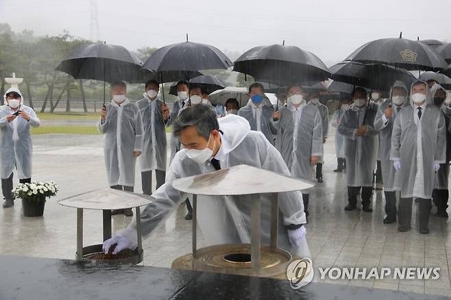 5·18 묘역 참배하는 김승남 민주당 전남도당위원장 (광주=연합뉴스) 김승남 더불어민주당 전남도당위원장이 5·18 민주화운동 41주년을 앞두고 15일 오전 국립 5·18 민주묘지를 참배하고 있다. 이날 전남도당 소속 국회의원과 당원 등 40여명이 합동 참배를 했다. 2021.5.15 [더불어민주당 전남도당 제공. 재판매 및 DB 금지] areum@yna.co.kr