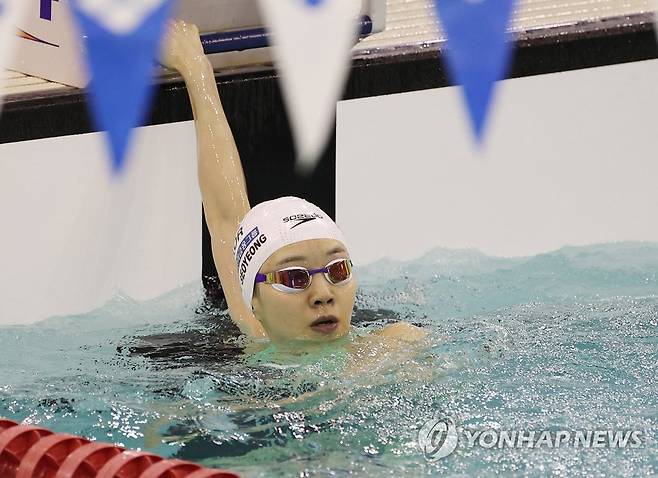 기록 확인하는 김서영 (제주=연합뉴스) 이지은 기자 = 15일 오후 제주종합경기장 내 실내수영장에서 열린 2021 경영 국가대표 선발대회 여자 일반부 개인혼영 200m 결승에서 1위를 차지한 김서영(경북도청)이 기록을 확인하고 있다. 2021.5.15 jieunlee@yna.co.kr