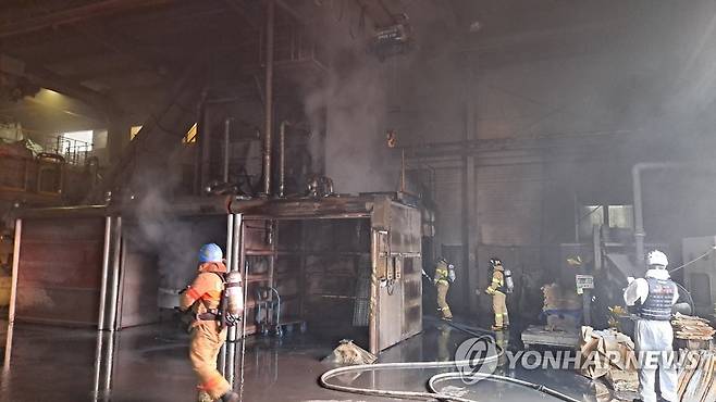 화재 발생한 여수 국가산단 공장 (여수=연합뉴스) 15일 오후 전남 여수시 화치동 여수국가산업단지의 한 공장에서 굉음과 함께 불이 나 소방대원들이 진화하고 있다. 이날 10여분 만에 불길이 잡혀 인명 피해는 없는 것으로 확인됐다. 2021.5.15 [전남 여수소방서 제공. 재판매 및 DB 금지] areum@yna.co.kr