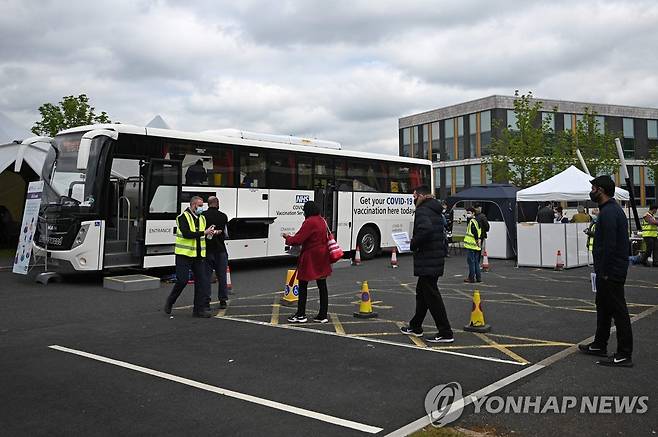 백신 접종 기다리는 인도 변이 전파지역 주민들 [AFP=연합뉴스 자료사진]