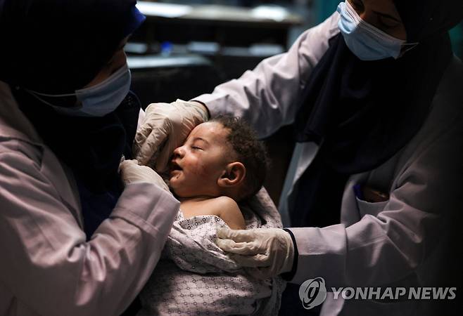 공습으로 무너진 건물에서 생존한 아기 [AFP=연합뉴스]