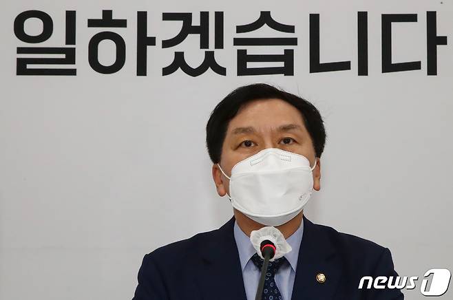 김기현 국민의힘 당 대표 권한대행 겸 원내대표가 16일 서울 여의도 국회에서 열린 기자간담회에서 모두발언을 하고 있다. 2021.5.16/뉴스1 © News1 오대일 기자