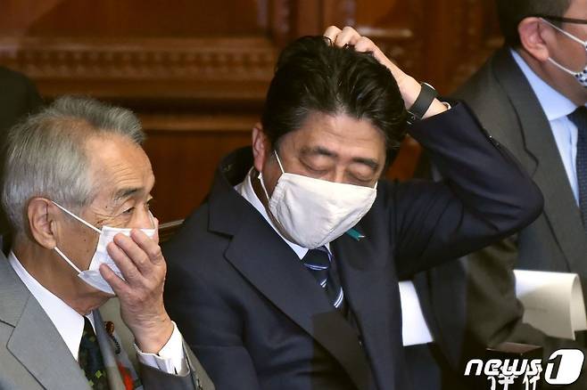 아베 신조 전 일본 총리(가운데) © AFP=뉴스1