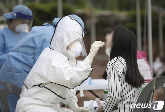 울산 동구 한 초등학교 운동장에 마련된 신종 코로나바이러스 감염증(코로나19) 임시 선별진료소에서 한 학생이 검사를 받고 있다. 뉴스1 자료사진 © News1 윤일지 기자