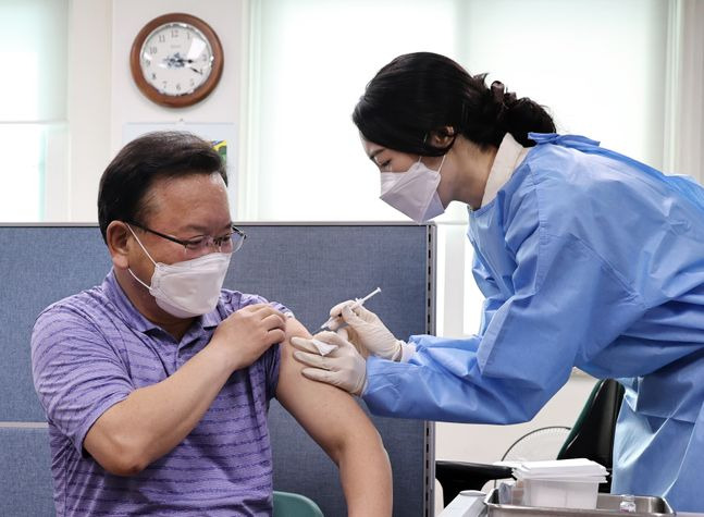 김부겸 신임 국무총리가 14일 오후 서울 종로구보건소에서 코로나19 백신을 접종받고 있다. ⓒ데일리안 류영주 기자