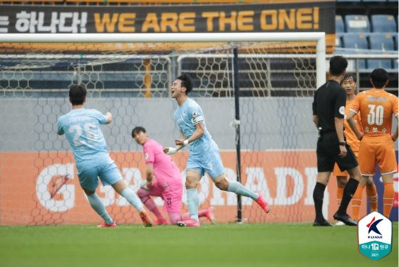 제주전에서 선제골을 넣고 기뻐하는 김진혁(가운데). 그는 수비수 출신 공격수다. [사진 프로축구연맹]