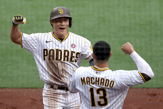 Kim Ha-seong and Manny Machado of the San Diego Padres celebrate after Kim hit a solo homerun in the second inning of a game against the St. Louis Cardinals at Petco Park in San Diego on Saturday. The long fly was Kim's second of the season and his first at home since joining the major league club this year. [AFP/YONHAP]