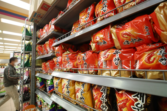 Nongshim's flagship Saewookkang, or shrimp-flavored chips, are displayed at a local supermarket in Seoul on Sunday. Nongshim marked Saewookkang's 50th birthday this year. The popular snack has sold more than 8.2 billion units since its launch in 1971. [YONHAP]