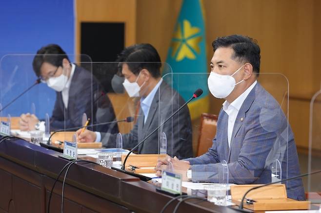 ▲박영순 민주당 대전시당 위원장(오른쪽)이 지역현안에 대해 경청하고 있다. 