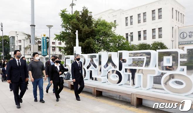 국민의힘 초선의원들이 10일 오후 광주 동구 옛 전남도청을 방문해 '5·18 진상규명'이 적힌 조형물 앞을 지나고 있다. /사진=뉴스1