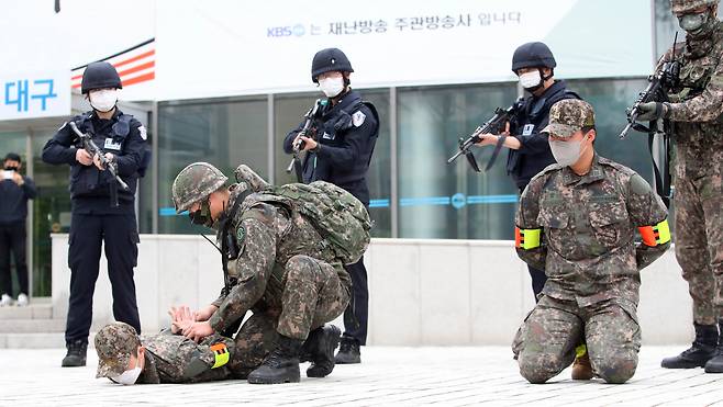 북한이 16일 화랑훈련에 대해 대북 선제타격용이라고 비난했지만 적 침투·도발에 대비한 훈련으로 북한의 주장과는 거리가 멀다. 지난 11일 대구에서 실시된 화랑훈련 중 주요시설 방어 훈련 모습. [연합]