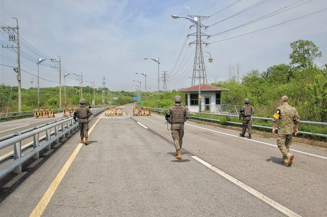 [서울=뉴시스] 유엔군사령부, 서해지구 남북관리구역 내 도로·철도 점검. 2021.05.16. (사진=유엔사 누리소통망 캡처) *재판매 및 DB 금지