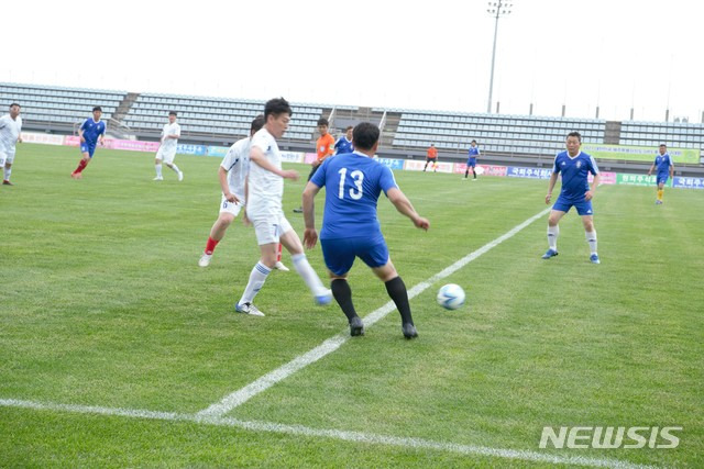 [제주=뉴시스] 제주도축구협회와 국뢰체육문화산업(GRS)이 공동 주최한 생활 축구대회. (사진=GRS 제공)