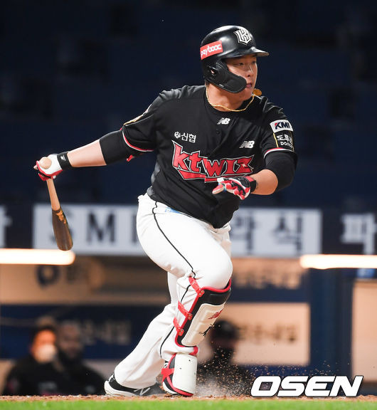 [OSEN=창원,박준형 기자] 20일 오후 창원NC파크에서 '2021 신한은행 SOL KBO 리그' NC 다이노스와 KT 위즈의 경기가 진행됐다.5회초 1사 2루 KT 강백호가 1타점 적시타를 날리고 있다. /  soul1014@osen.co.kr