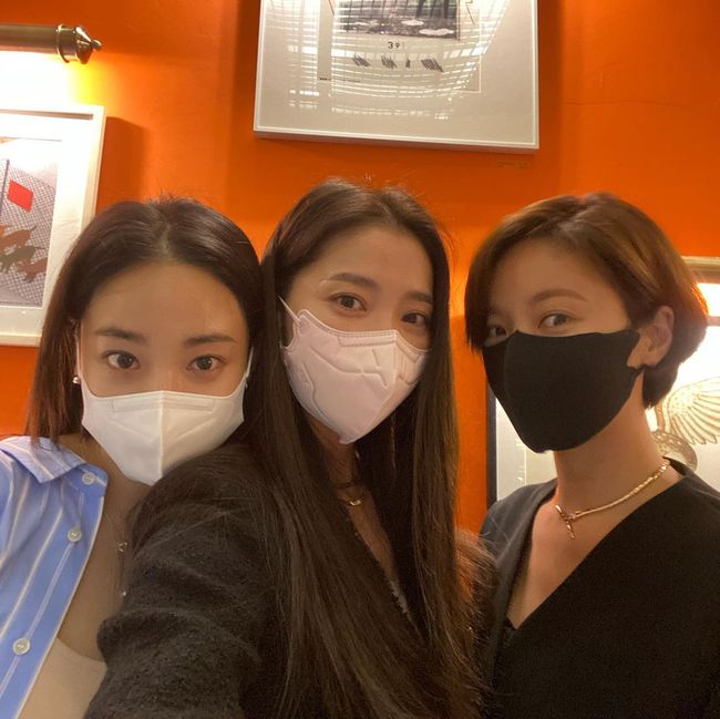 Actor Oh Yoon-ah, Hwang Jung-eum, and Lee Joo-yeon showed Hunnam Chung friendship.Oh Yoon-ah posted a few photos on his instagram on the 15th, saying Its been a long time and a few photos.The photo shows Oh Yoon-ah, who is traveling somewhere in a car, and she is attracted by her beauty even though she has barely made up.The people Oh Yoon-ah met are none other than Actor Hwang Jung-eum and Lee Joo-yeon.The three people have been breathing in the SBS drama Hunnam Chung.Three years after the drama ended, the appearance of the Three Musketeers of Beauty, which still shares Friendship, was admirable.On the other hand, Oh Yoon-ah is currently appearing on KBS2 Shin Sang-sungs Best Story.