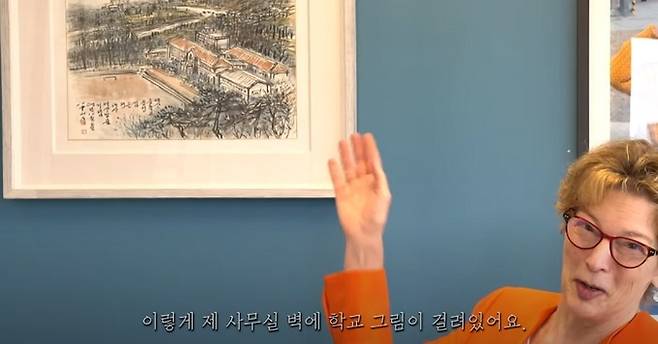 캐슬린 스티븐스 전 주한 미국 대사가 자신의 사무실 벽에 걸린 그림(예산중학교 옛 건물)을 소개하고 있다. 동영상 캡처