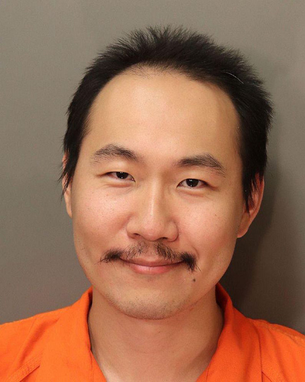 2급 살인 및 절도 혐의로 구속 수감된 킹수안 판은 구금 과정에서 ‘머그샷’(Mug shot, 범인 식별용 얼굴사진)을 촬영하며 섬뜩한 미소를 지어 보는 이들을 경악케 했다./미국 연방보안청