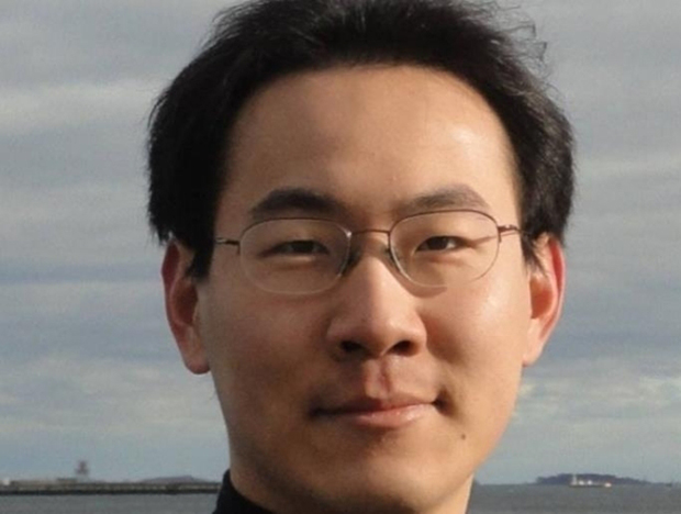 중국 상하이에서 태어난 킹수안 판은 2006년 미국 이민 후 시민권을 취득했고, MIT 학부 졸업 후 인공지능(AI) 전공으로 대학원에 진학했다.