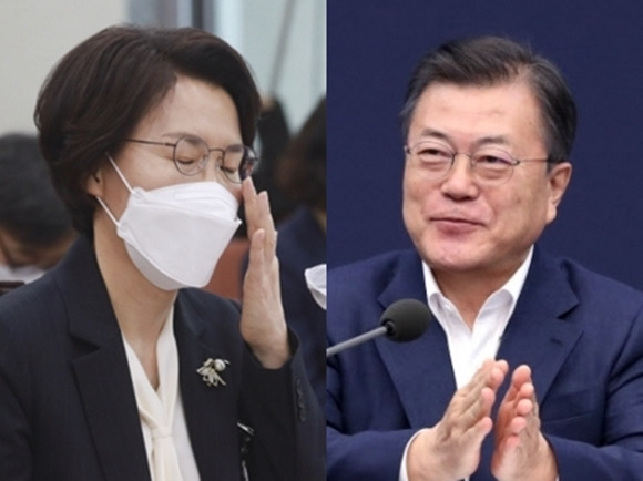 - ‘해외출장 가족 동반’ 등 각종 의혹을 받는 임혜숙 과학기술정보통신부 장관 후보자가 4일 국회에서 열린 인사청문회에 참석하고 있다. 오른쪽은 문재인 대통령. 서울신문·연합뉴스