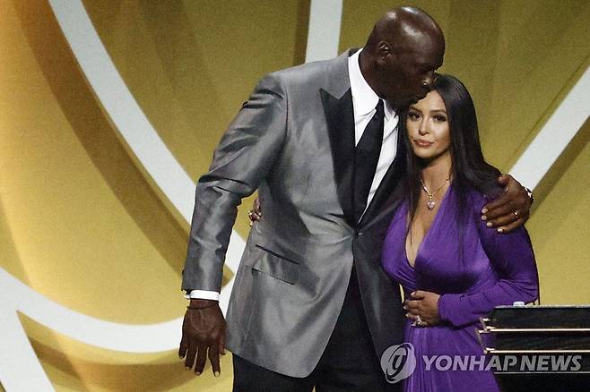 명예의 전당 헌액식에서 인사하는 마이클 조던(왼쪽)과 바네사. [AFP=연합뉴스]