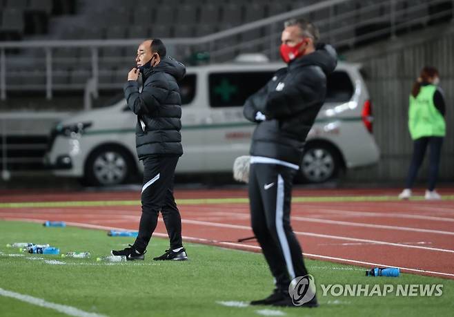 경기를 지휘하는 김학범(왼쪽) 감독과 파울루 벤투 감독 [연합뉴스 자료사진]