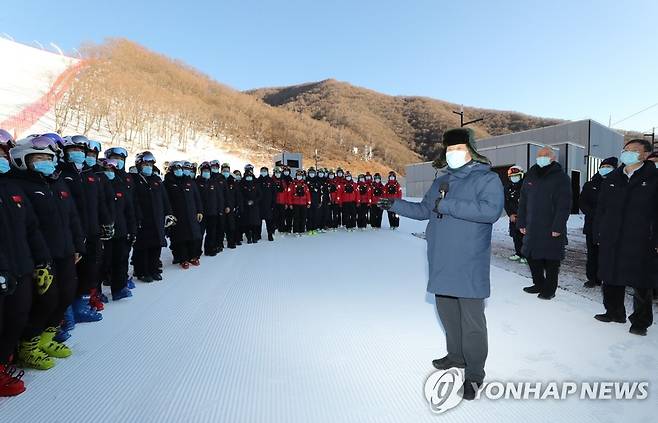 '2022 베이징 동계올림픽' 개최지 시찰하는 시진핑 (베이징 신화=연합뉴스) 시진핑 중국 국가주석이 1월 18일 수도 베이징의 옌칭구에 있는 국립 알파인 스키 센터를 찾아 선수와 코치, 직원들 앞에서 발언하고 있다. 이곳에서는 오는 2022년 베이징 동계올림픽·패럴림픽이 열릴 예정이다.