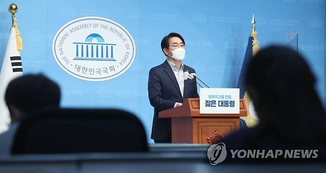 박용진, 예비 경선 관련 회견 (서울=연합뉴스) 진성철 기자 = 대선출마를 선언한 더불어민주당 박용진 의원이 16일 서울 여의도 국회 소통관에서 더불어민주당 예비경선과 관련해 기자회견하고 있다.  2021.5.16 zjin@yna.co.kr