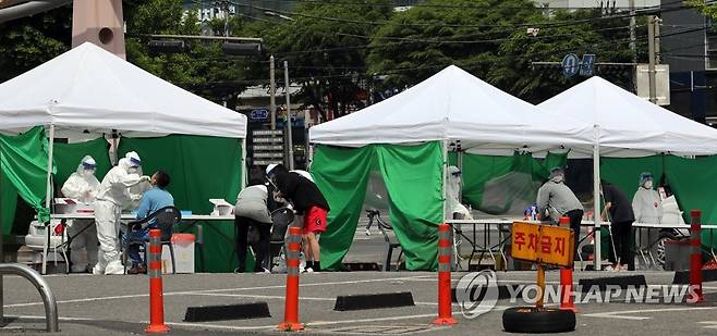 전남 동부권 코로나 확산 (순천=연합뉴스) 형민우 기자 = 14일 오전 전남 순천시 연향동에 설치된 임시 선별진료소를 찾은 시민들이 진단 검사를 받고 있다. 순천에서는 최근 나이트클럽에서 코로나바이러스 감염증(코로나19) 집단 감염이 발생해 시설이 폐쇄됐다. 2021.5.14 minu21@yna.co.kr