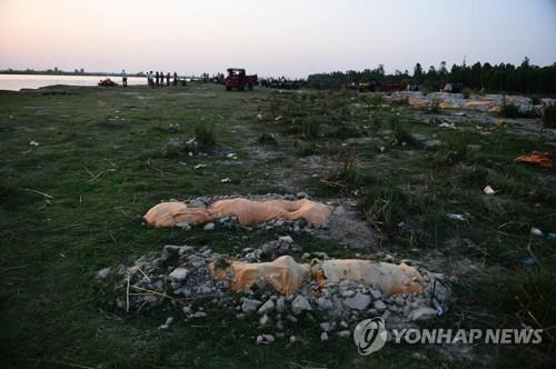 갠지스강변에서 화장하려는 코로나 희생자 시신 [AFP=연합뉴스]