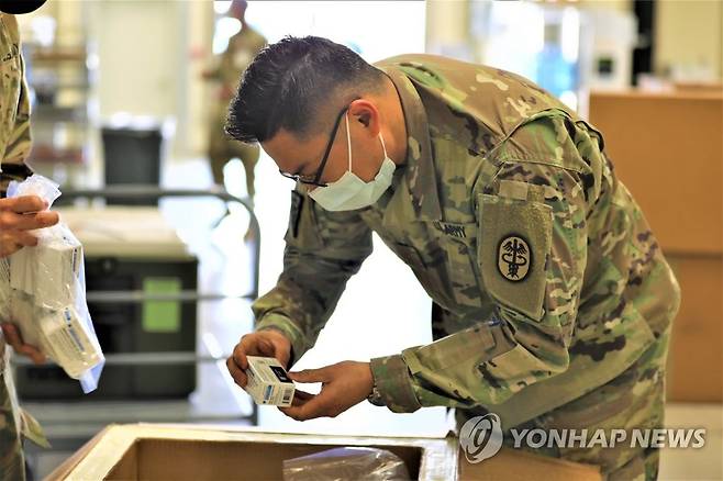 주한미군, '1회 접종' 얀센 백신도 도입 (서울=연합뉴스) 주한미군 사령부는 10일 보도자료를 내고 "지난달 27일 미국 식품의약국(FDA) 승인에 따라 얀센 백신을 공급받아 (모더나에 이어) 접종용으로 사용하게 될 것"이라고 밝혔다. 사진은 캠프 험프리스 내 브라이언올굿 병원이 자체 페이스북 계정에 올린 사진으로, 지난 9일 도착한 얀센 첫 물량을 살피는 주한미군의 모습. 2021.3.10 [주한미군 페이스북 캡쳐] photo@yna.co.kr