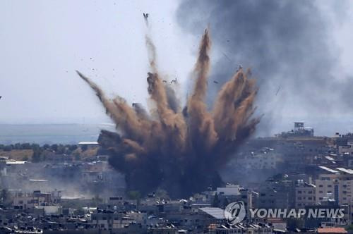 이스라엘의 공습으로 가자지구의 건물이 파괴되는 모습 [AP=연합뉴스 자료사진]