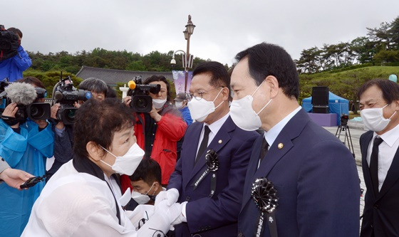 5·18민주화운동 제41주년을 하루 앞둔 오늘(17일) 광주 북구 국립5·18민주묘지에서 열린 '5·18민중항쟁 제41주년 추모제'에 정운천·성일종 국민의힘 의원이 오월 단체 관계자와 이야기를 나누고 있다. 사진=뉴스1