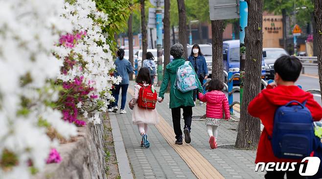 지난달 22일 서울 한 초등학교에서 마스크 쓴 학생들이 등교하고 있다./뉴스1 © News1 안은나 기자