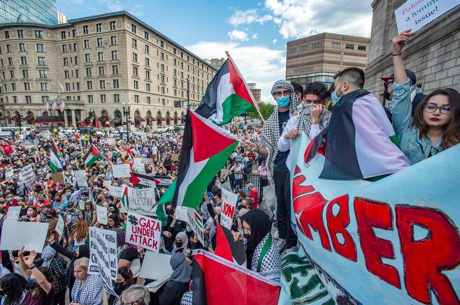 5월 15일 (현지 시각) 미국 메사추세츠주 보스턴 코플리 광장에 수천명이 모여 팔레스타인을 지지하는 집회를 갖고있다. 이들은 이스라엘군에 대한 국제사회와 미국의 펀딩 중단을 주장했다./AFP 연합뉴스