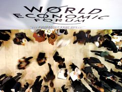 스위스 다보스에서 열린 세계경제포럼(WEF) 본회의장으로 참가자들이 입장하고 있다. /조선DB