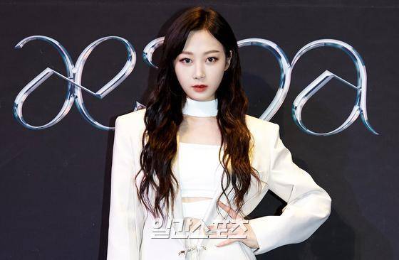 에스파(aespa)가 17일 오전 세 번째 싱글앨범 'Next Level' 발매 기념 기자간담회를 온라인으로 진행했다. 에스파(카리나, 윈터, 지젤, 닝닝) 멤버 지젤이 포토타임에서 포즈를 취하고 있다. 〈사진=SM엔터테인먼트〉 김진경 기자 kim.jinkyung@jtbc.co.kr/2021.05.17/