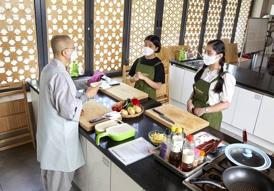 여일(맨 왼쪽) 스님과 함께 가지 피자에 쓰일 재료들을 손질하고 있는 소중 학생기자단.