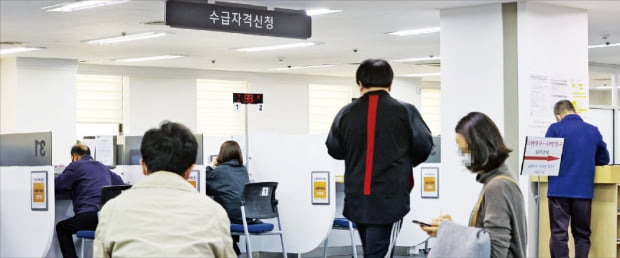 정부가 실업급여 반복수급 문제를 해결하기 위해 하반기부터 지급액 축소 등 실업급여 혜택을 줄이는 방안을 추진한다. 서울 마포구 서부고용복지센터에서 시민들이 실업급여 관련 상담을 받기 위해 기다리고 있다.  한경DB