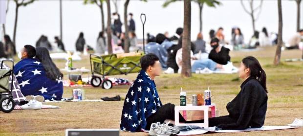 서울 반포한강공원에서 술을 마신 뒤 실종된 대학생 손정민 씨(22)가 지난달 30일 숨진 채 발견되면서 “길거리 음주에 관한 법·제도를 정비해야 한다”는 지적이 이어지고 있다. 7일 여의도 한강시민공원에서 시민들이 둘러앉아 술과 음식을 먹고 있다.    김범준 기자