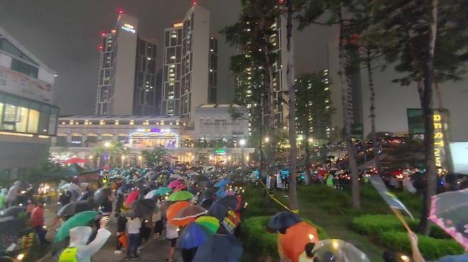 15일 오후 경기도 김포시 장기동 한강중앙공원 일대에서 경기 김포·인천 검단 시민들로 구성된 김포검단교통시민연대가 수도권광역급행철도(GTX) D 노선의 서울 직결 등을 요구하며 촛불 집회를 하고 있다. 연합뉴스