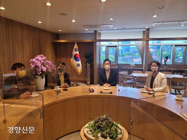 정의당 서울시당은 5월 11일 오세훈 서울시장을 예방하고 서울시가 추진 중인 조직개편에 대한 입장을 밝히고 있다. |정의당 서울시당 제공