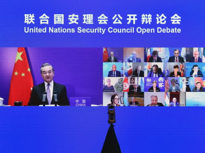 왕이 중국 외교부장(왼쪽)이 16일(현지시간) 화상으로 열린 유엔 안전보장이사회 공개회의에 참석하고 있다. 중국 외교부 홈페이지 캡쳐