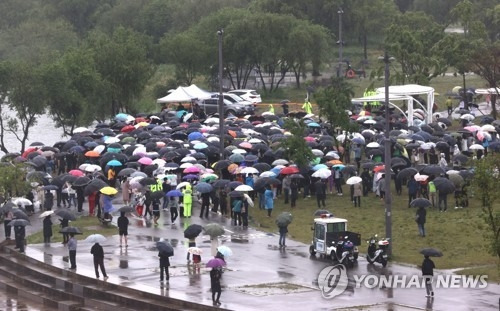 16일 오후 서울 반포한강공원 수상택시 승강장 인근에서 열린 '고 손정민 군을 위한 평화집회'에 모인 참가자들. 연합뉴스