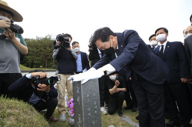 김기현 국민의힘 당대표 권한대행이 지난 7일 오전 광주 북구 국립 5·18 민주묘지에서 열사 묘역을 참배하고 있는 모습. 연합뉴스